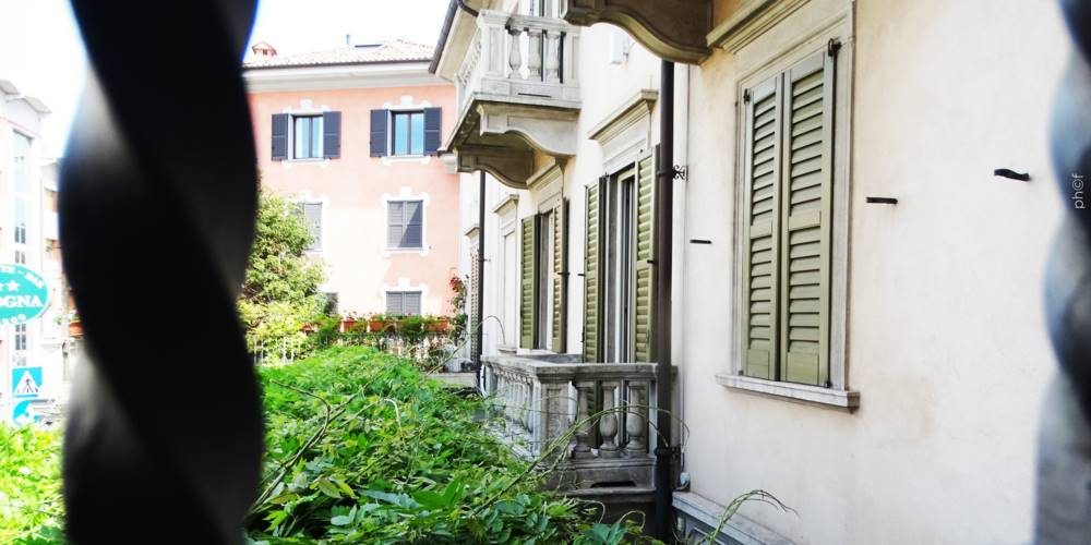 L'ingresso e il giardino del Bologna.