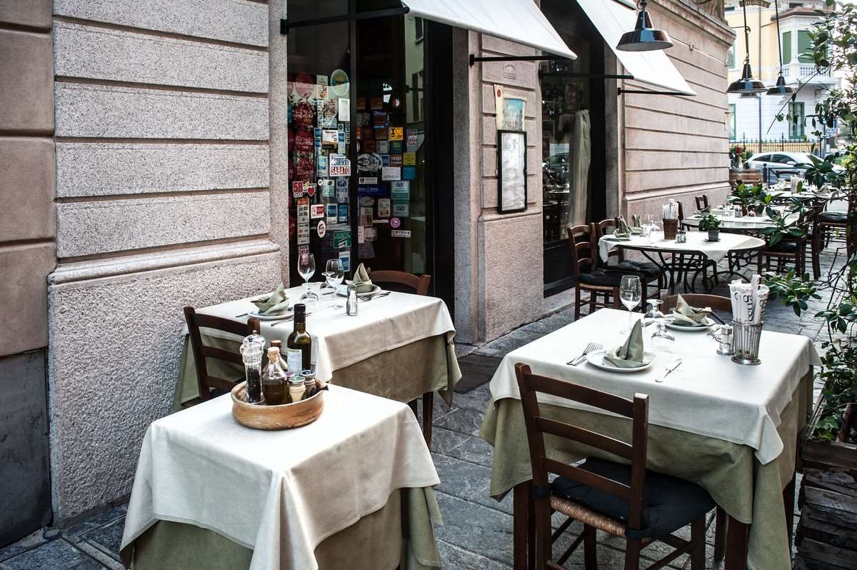 I tavoli all'aperto su Via Broggi, nel centro di Varese.