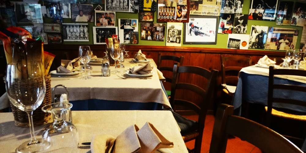 La sala del Ristorante Bologna con la parete dei ricordi