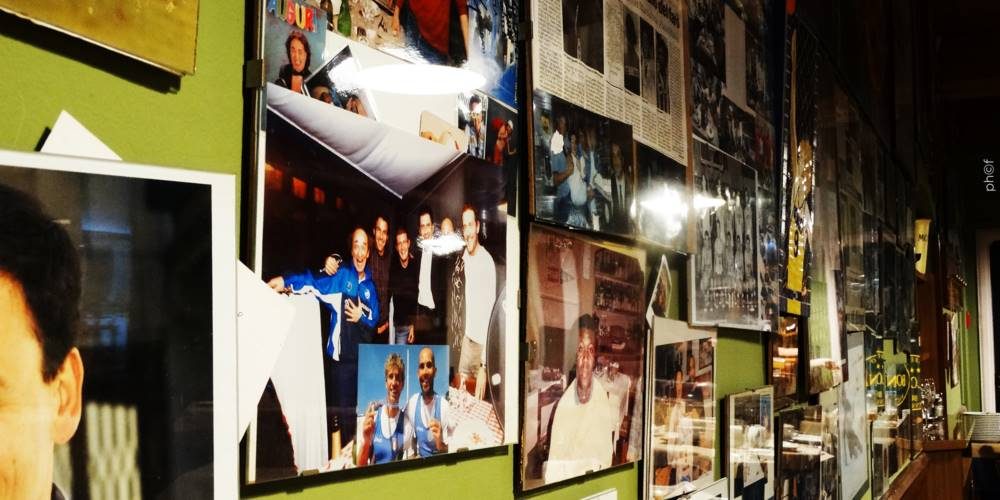 La parete delle fotografie: attori, musicisti, campioni